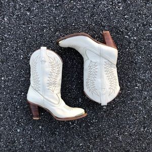 1970s vintage ACME cowgirl boots. White and Gold. Barely worn. Size 6.5